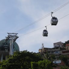 Imagem do teleférico da Providência, com duas gôndolas penduradas