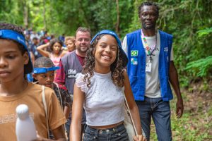 Menino sorrindo e caminhando na Reserva Biológica do Tinguá
