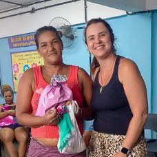 Duas mulheres participantes do evento Morar Carioca do Aço: II Encontro de Vizinhança sobre Civilidade e Gênero