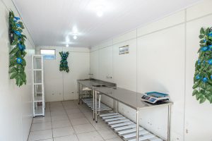 Imagem do contêiner de preparo das frutas e legumes do Banco de Alimentos da Comlurb na Cidade de Deus