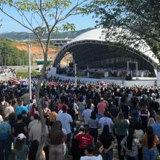 imagem do palco do Parque Oeste que milhares de pessoas na frente