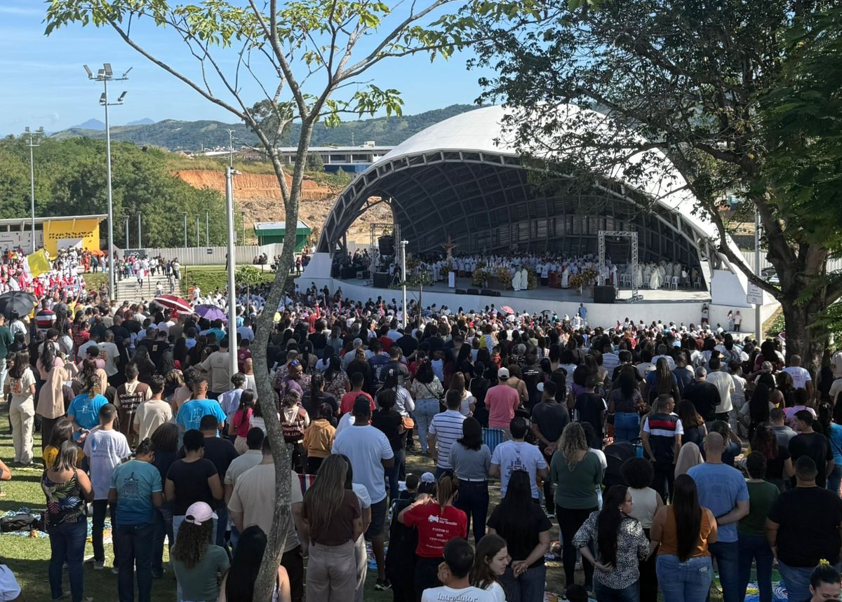imagem do palco do Parque Oeste que milhares de pessoas na frente