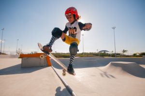 Menino Pietro fazendo manobra de skate
