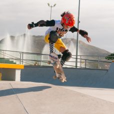 Pietro, 10 anos, na pista de skate do Parque Oeste