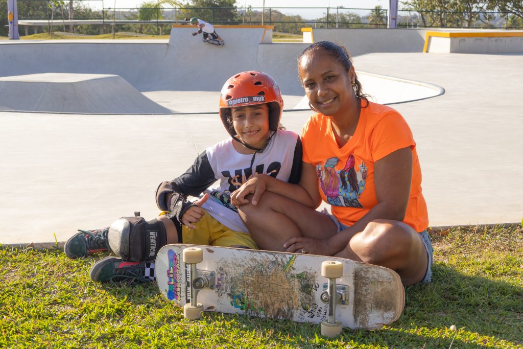 Mãe e filho com skate no parque