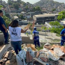 Prefeitura demole construções irregulares no Complexo do Alemão