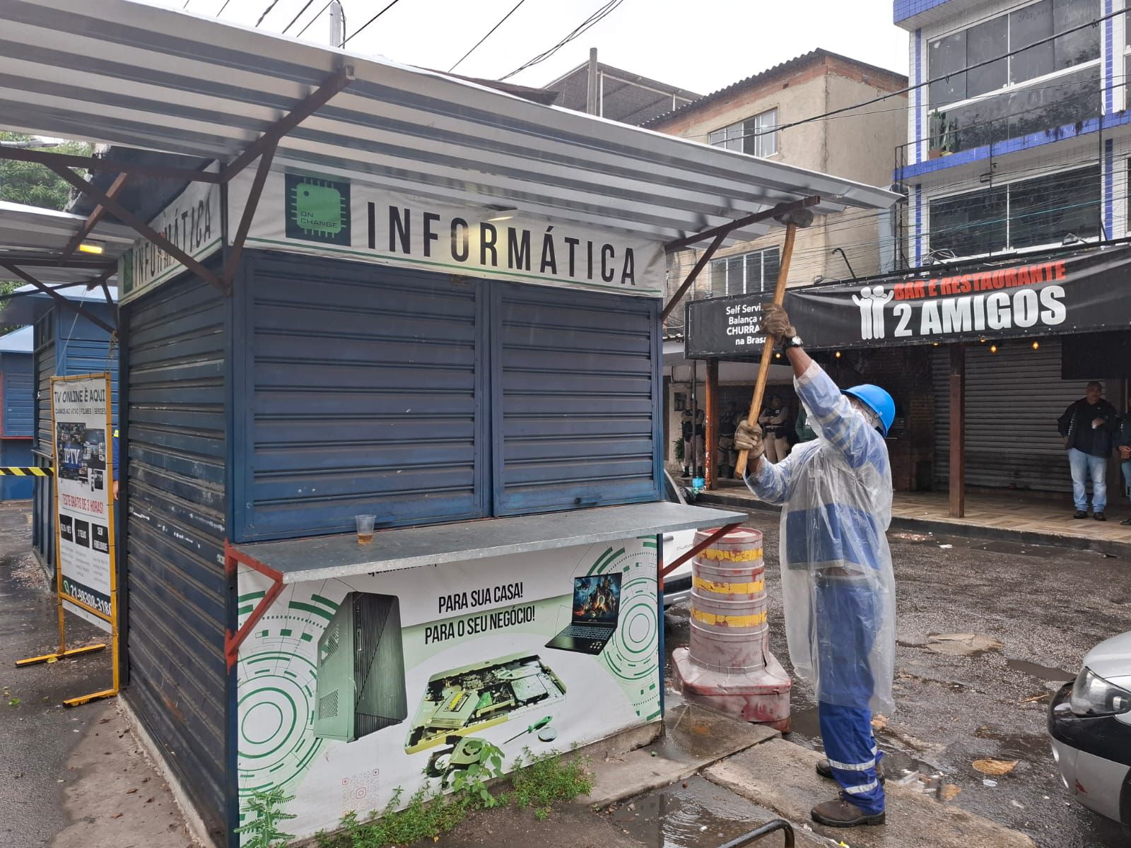 SEOP realiza operação para demolir 'puxadinhos' construídos nos novos quiosques instalados no Gardênia Azul