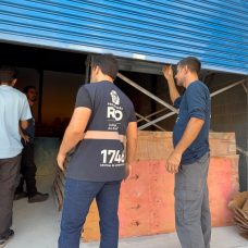 Funcionários da prefeitura verificam imóvel em Bonsucesso para demolição