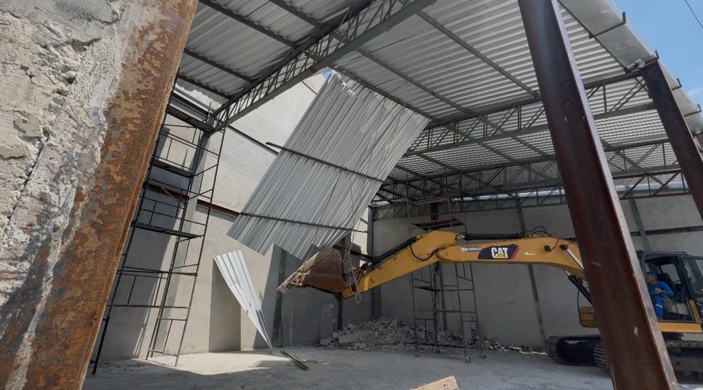 Funcionários da prefeitura verificam imóvel em Bonsucesso para demolição