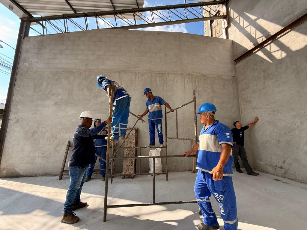 Funcionários da prefeitura verificam imóvel em Bonsucesso para demolição