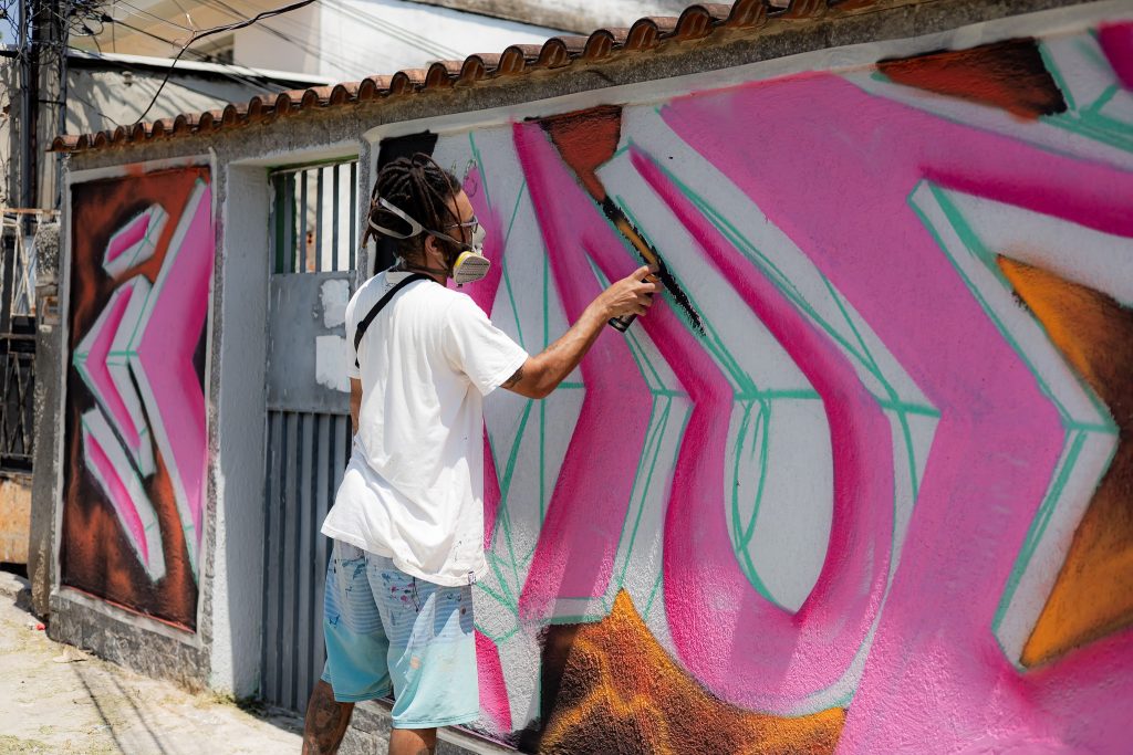 Cria do bairro da Penha, o artista visual e grafiteiro Rine Menezes inaugurou o primeiro painel do Muro Maravilha