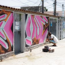 Cria do bairro da Penha, o artista visual e grafiteiro Rine Menezes inaugurou o primeiro painel do Muro Maravilha