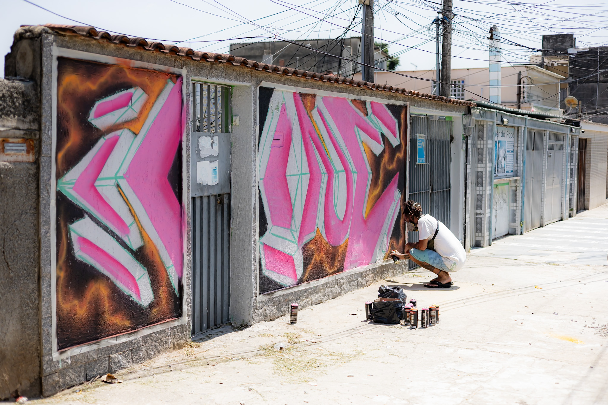 Cria do bairro da Penha, o artista visual e grafiteiro Rine Menezes inaugurou o primeiro painel do Muro Maravilha