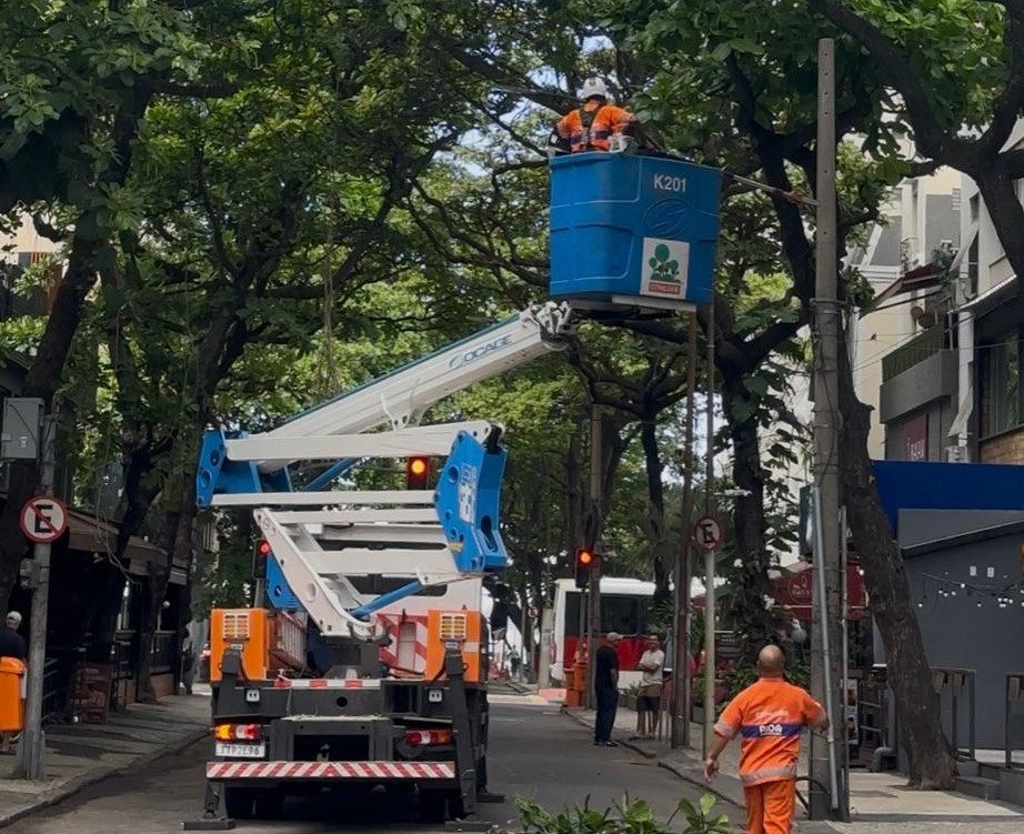 equipes trabalham no Corredores de Excelência”. Desta vez, as equipes atuaram na Rua Farme de Amoedo, em Ipanema, no trecho entre as ruas Prudente de Moraes e Barão da Torre.