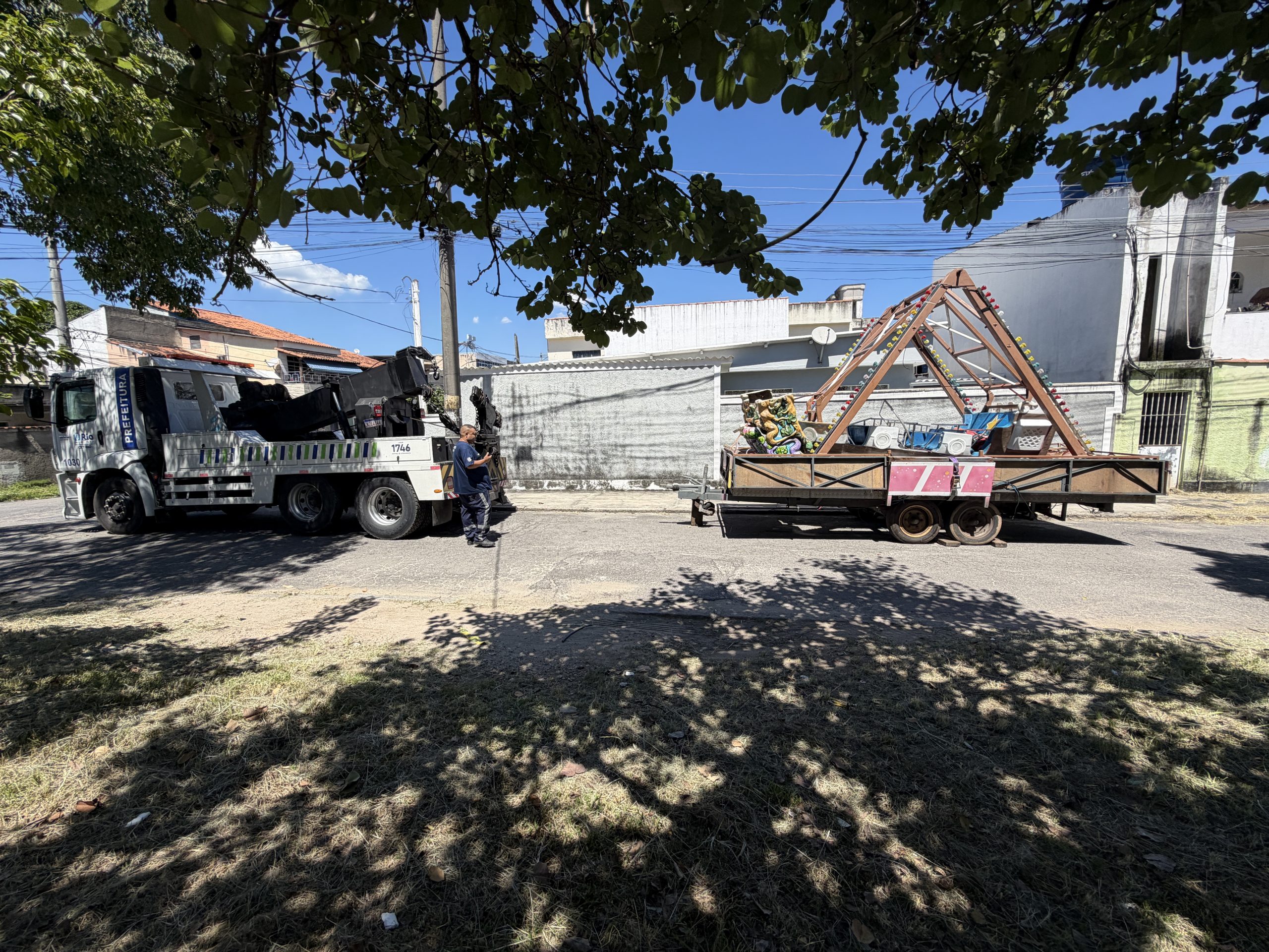 guardas municipais rebocam brinquedos de parque clandestino na zona oeste
