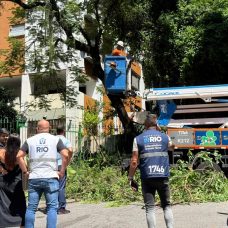 agentes da subprefeitura supervisionam serviços na rua