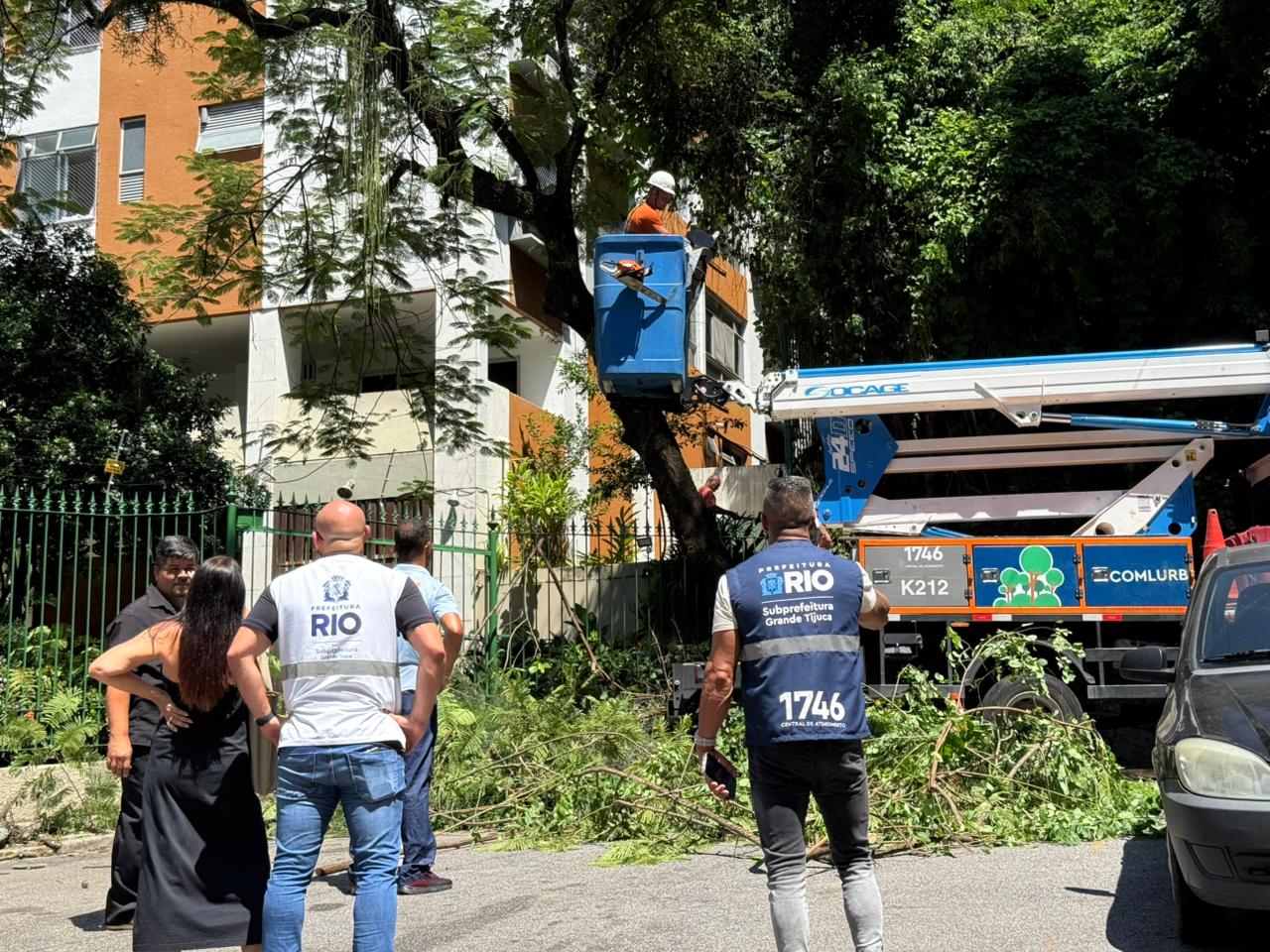 agentes da subprefeitura supervisionam serviços na rua