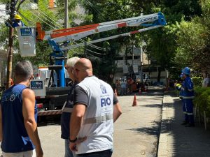 agentes da subprefeitura supervisionam serviços na rua