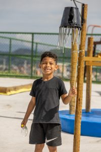 criança brinca na praça musical preta gil