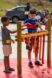 crianças brincam na praça musical preta gil 
