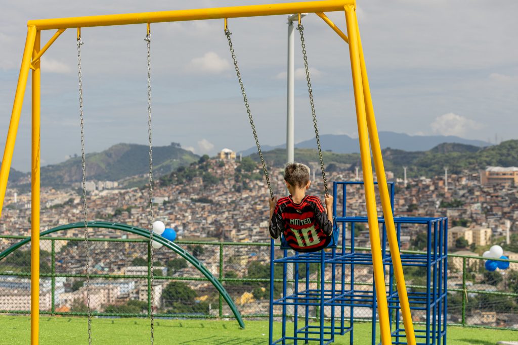 criança no balanço no mirante do morro do adeus