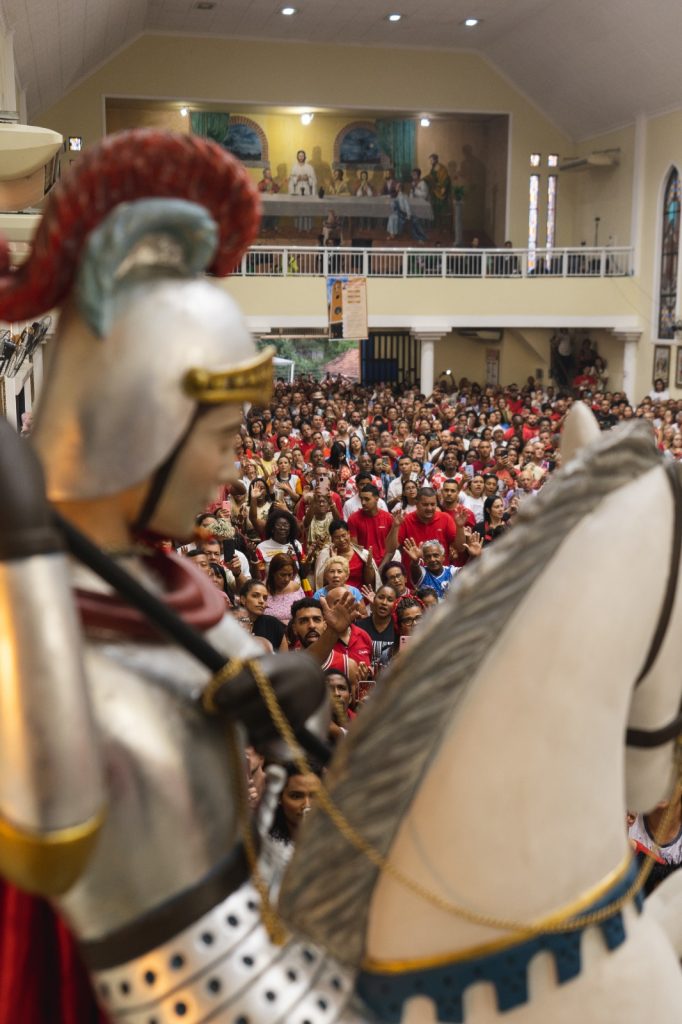 fiéis na igreja de quintino 