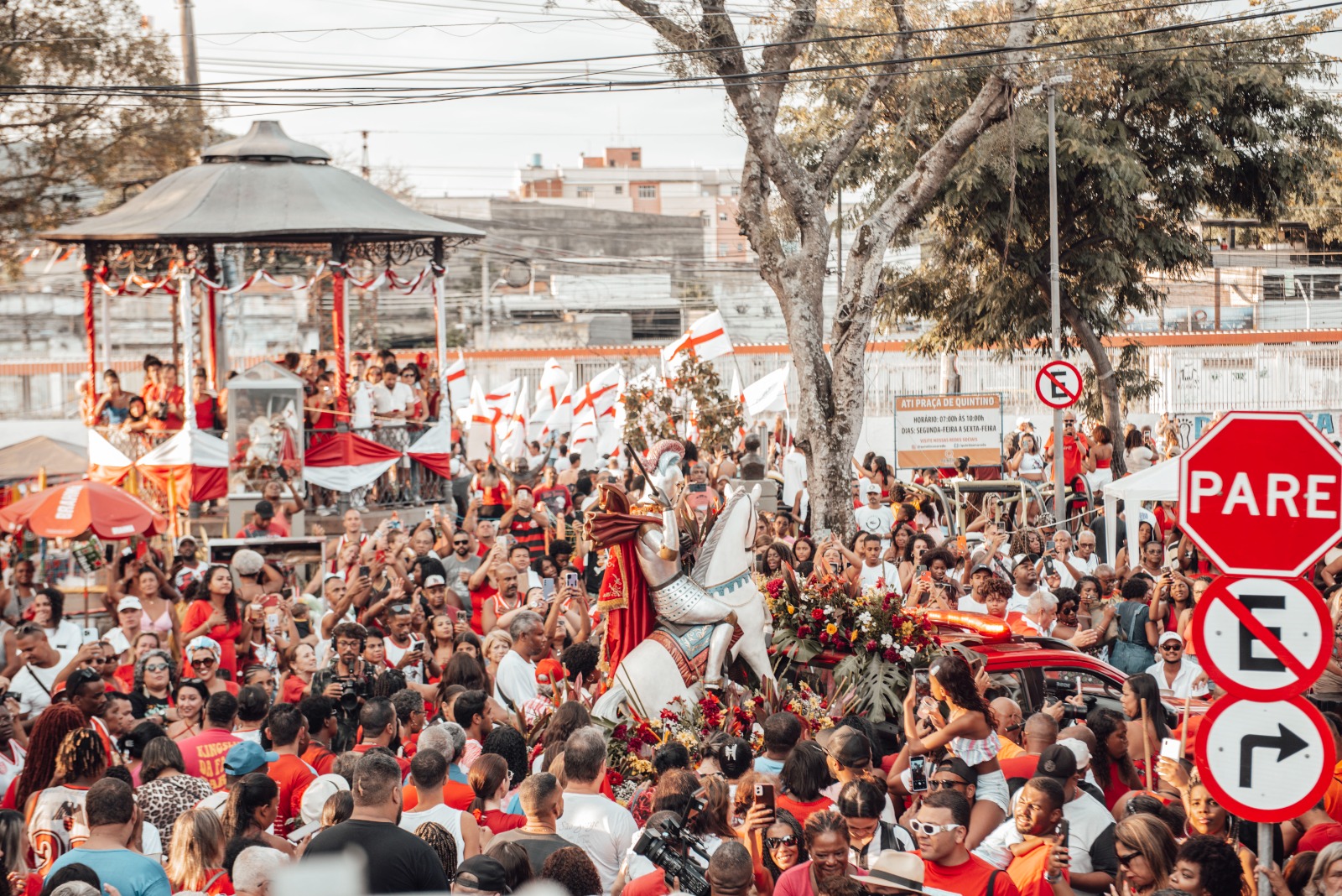 fiéis na celebração de Quintino