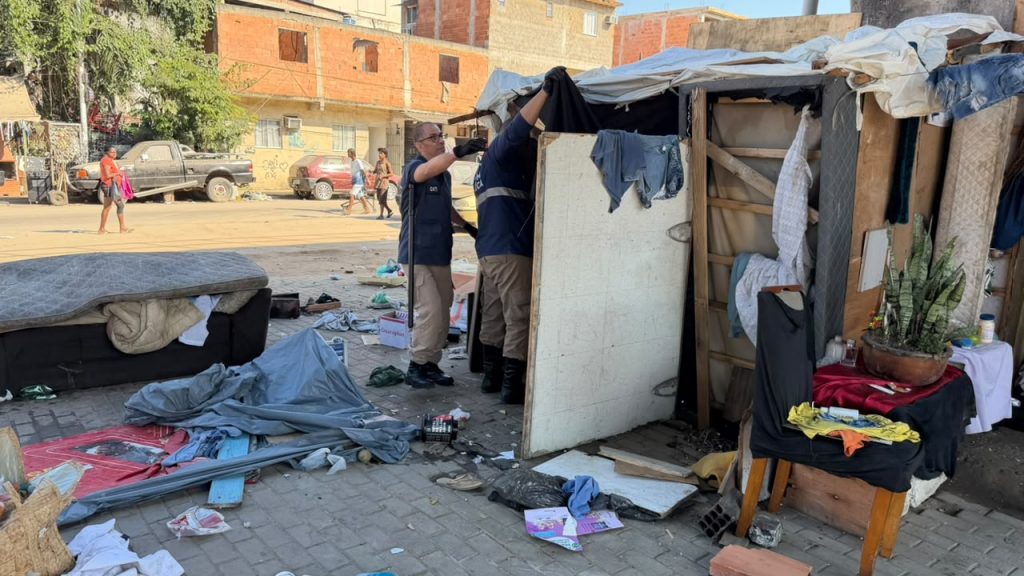Operação integrada em Manguinhos apreende armas brancas e simulacros durante ação de ordenamento urbano