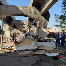 Operação integrada em Manguinhos apreende armas brancas e simulacros durante ação de ordenamento urbano